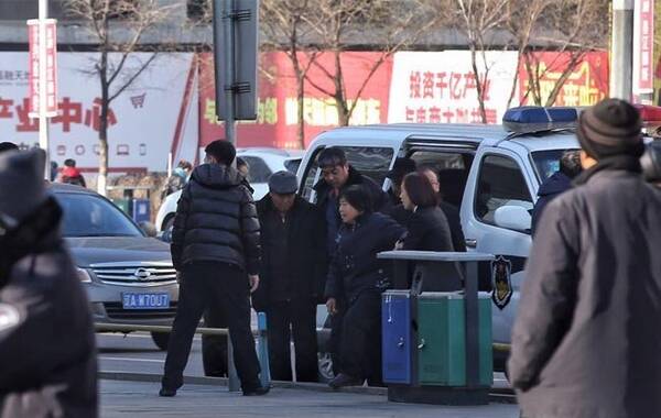 聂树斌冤死21年终获清白!最高法今日宣布聂树斌无罪。1994年其被控强奸杀人,次年被枪决。聂树斌父亲和姐姐在老家听到宣判结果后忍不住哭泣。 聂树斌冤死21年终获清白!最高法今日宣布聂树斌无罪。1994年其被控强奸杀人,次年被枪决。聂树斌父亲和姐姐在老家听到宣判结果后忍不住哭泣。