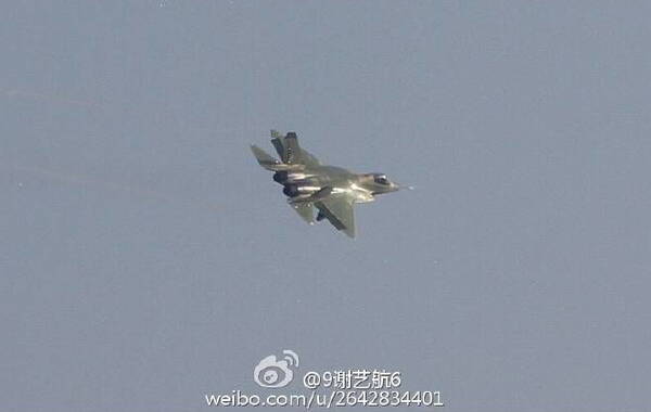 据网友拍摄的照片显示，“鹘鹰”战机的改进型今天首次进行了试飞。从试飞照片可以看出其后机身进行了大幅修改。（来源：环球网）