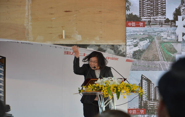 据台湾“中央社”12月19日报道,台湾地区领导人蔡英文19日出席“桃园市社会住宅动土典礼”致辞时,头被背后看板砸到,事后并无大碍,但场面略显尴尬。 蔡英文遭广告牌砸头 蔡正元讽刺:举头三尺有神明