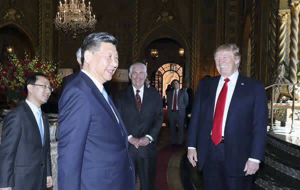 当地时间2017年4月7日，习近平在美国佛罗里达州海湖庄园同美国总统特朗普举行中美元首第二场正式会晤。两国元首就中美双边重要领域务实合作和共同关心的国际及地区问题广泛深入交换意见。新华社记者 兰红光 摄