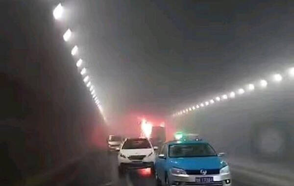 截至5月9日13时许，威海市环翠区陶家夼隧道内发生一起交通事故，事故车辆起火。经进一步查明交通事故车辆内共有13人，其中12人死亡，1人重伤。