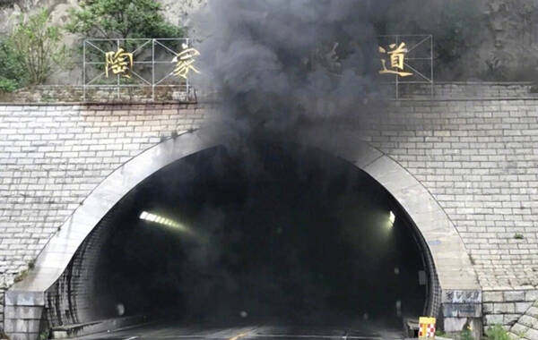 截至5月9日13时许，威海市环翠区陶家夼隧道内发生一起交通事故，事故车辆起火。经进一步查明交通事故车辆内共有13人，其中12人死亡，1人重伤。