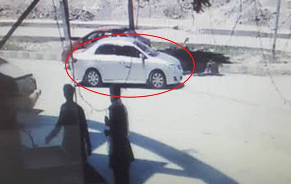 据澎湃新闻网报道，一对中国夫妻在巴基斯坦俾路支省奎达县金纳镇（英译）遭到绑架，当地警方说，两名中国公民被歹徒用枪指着强迫上了一辆汽车。图为当事人被绑架上的轿车。