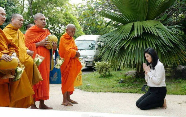 当地时间2017年8月23日，泰国前总理英拉·西那瓦在家中按照佛教传统布施僧侣。8月25日，泰国最高法院将对有争议的“大米案”进行最后的终极判决。来源：泰国网