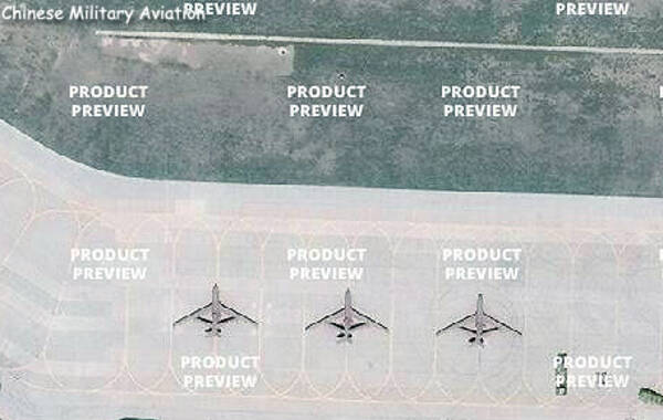 台湾媒体“中时电子报” 10月7日关注到大陆新式大型无人机“EA-03”的卫星图照片，并猜测这款代号为“翔龙”的无人机已经部署到西藏日喀则机场。但台媒注意到的这张卫星图其实最先在“China Military Aviation”发布，拍摄时间和地点还有待核实。“翔龙”无人机是中国自行研发的，类似美国“全球鹰”的长航时侦查无人机，尽管中国官方尚未承认其服役，但其强大性能已令世界侧目。据猜测，“翔龙”无人机作战半径达2000至2500千米，足以覆盖频频挑衅的南方邻国全境。