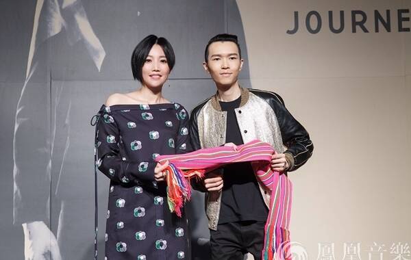 “唱作才子”方大同打造全新音乐厂牌“赋音乐”，旗下首张音乐作品也就是方大同的第九张录音室专辑《JTW 西游记》，筹备超过两年半，在大家的引颈期盼下终于在昨天（9月28日）正式发行。方大同一身黑金服装帅气出场，衣服的概念来自于专辑设计以极致的黑金两色呈现，更在现场全球大首播第五波推荐单曲《很不低调》MV，原来日前透露的“彩蛋”就是在MV最后大同竟然跳了一段舞蹈，令在场媒体惊呼连连，直呼太帅了！好难得看到大同跳舞！