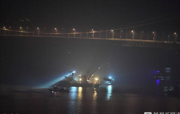 11月1日报道，10月31日23时28分，重庆万州长江二桥坠江公交车被打捞出水。来源：东方IC