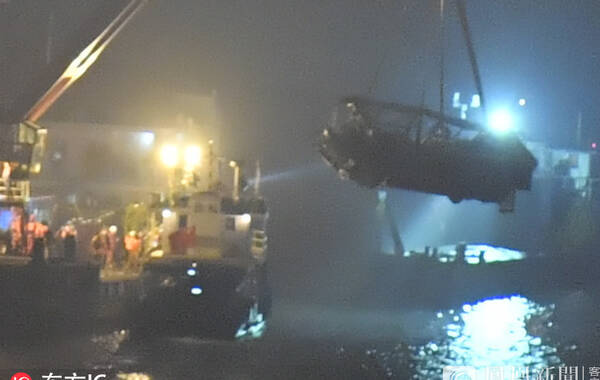 11月1日报道，10月31日23时28分，重庆万州长江二桥坠江公交车被打捞出水。来源：东方IC