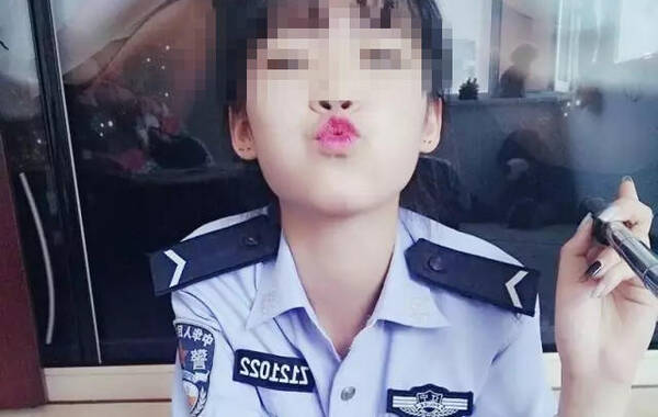 女辅警网上发警服自拍不雅照被辞退(图)