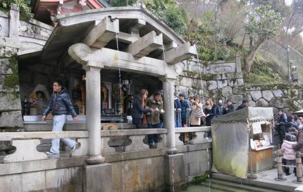 网曝中国 游客跳进日本名泉 接水 网友:素质都没