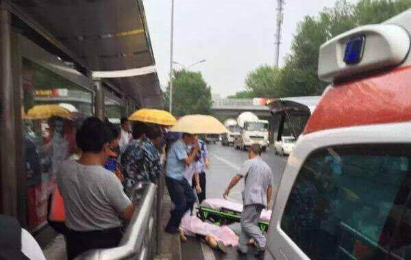 6月27日下午3点多，北京市海淀区静淑苑公交站台附近发生一起杀人案，疑造成两人死亡，一人受伤，行凶者逃跑。京华记者韩天博 实习记者姚锦玥