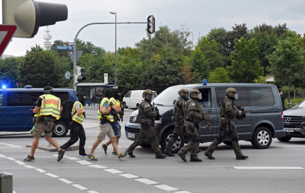 据新华社消息，德国慕尼黑警方22日说，慕尼黑北部的奥林匹亚购物中心当天傍晚发生枪击案，死亡人数已上升至10人。慕尼黑警察局发布消息称，发现一名自杀的死者，推测为袭击者，枪手或为独自行事。