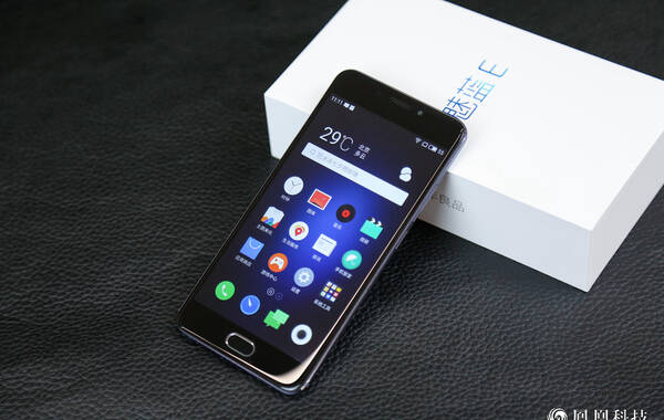 魅蓝E采用一体化铝合金材质机身设计，正面配备5.5英寸1080P显示屏，内置一枚联发科Helio P10处理器，搭载3GB运行内存，机身存储为32GB，支持双卡全网通以及存储卡扩展，后置1300万像素摄像头，前置镜头为500万像素，后置电池容量为3100毫安时，售价1299元。（正伟）