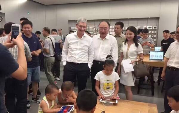 2016年8月17日，库克发微博称，“感谢黄市长带我领略美丽的山城重庆并莅临 Apple 解放碑！很荣幸与您再次相会！”苹果CEO蒂姆·库克的旋风式访华行，抵达重庆。当天，重庆市长黄奇帆带库克，参观了位于重庆解放碑的苹果店。