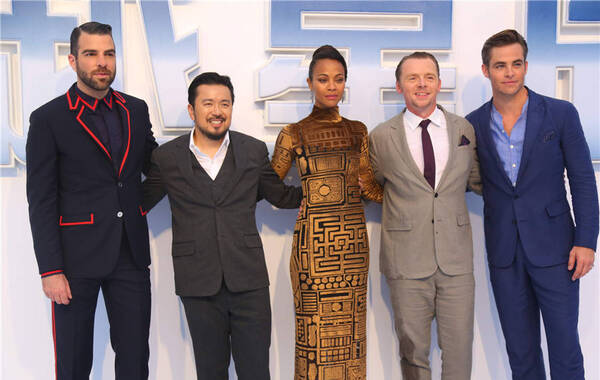 凤凰娱乐讯 8月18日下午，好莱坞科幻大片《星际迷航3》在北京举行盛大首映发布会，导演林诣彬携主演克里斯·派恩、扎克瑞·昆图、西蒙·佩吉和佐伊·索尔达娜全阵容出席。