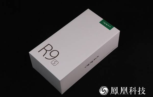 在外观方面，OPPO R9s和R9相比变化并不是很大，同样采用了全金属机身设计，并且采用了2.5D的弧面玻璃，还使用了康宁第五代大猩猩玻璃，该机拥有一块5.5英寸1080P屏幕，显示效果值得肯定。