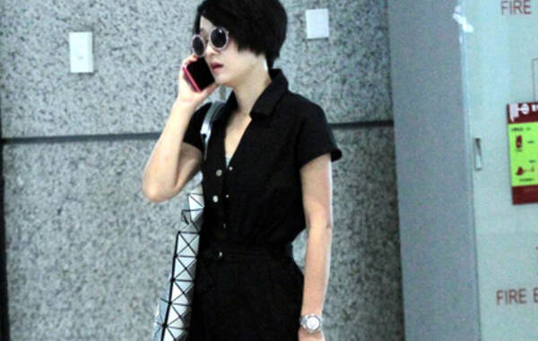 日前，马伊琍现身上海机场。当天她身穿黑色连体裤“一马平川”，脚踩平地人字拖。似乎心情非常不好，马伊琍还没来得及办理值机就站在角落里电话发令，表情严肃。（图文/视觉中国）