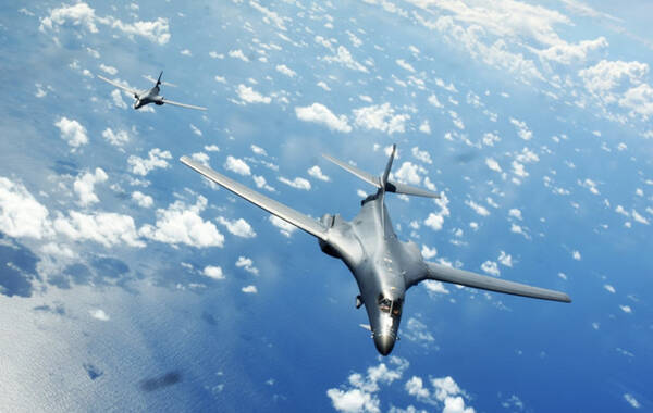 美太平洋司令部称两架美战略轰炸机飞越南海