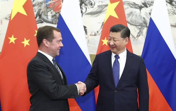 11月1日，习近平在北京钓鱼台国宾馆会见俄罗斯总理梅德韦杰夫。 新华社记者 谢环驰 摄