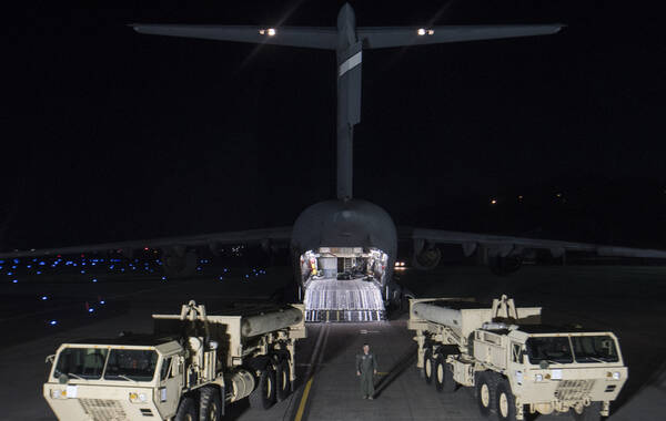 当地时间2017年3月6日晚，“萨德”反导系统首批零部件抵达韩国。韩国政府证实，2台“萨德”发射架抵韩。