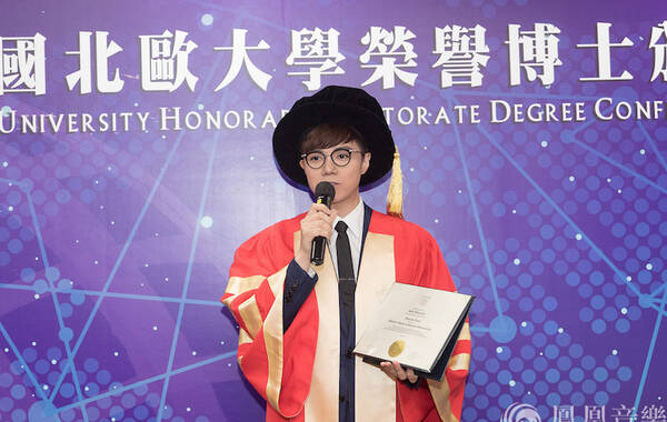 近日，音乐才子张敬轩首度披上毕业袍成为“法国北欧大学荣誉商管博士”，获颁人生首个博士头衔。大学创办人兼校长Professor Adlan Parsa 以及高级教学主任Professor Gary Robinson更是远道由法国来港为其颁授学位证书。摇身一变为“张博士”，张敬轩表示自己非常幸运、开心以及感激。