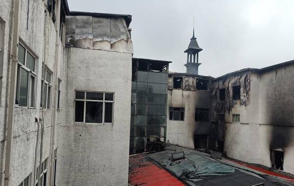 8月25日消息，记者从黑龙江省消防部门获悉，25日凌晨哈尔滨市松北区太阳岛一温泉酒店发生火灾。图为酒店外墙被熏黑。来源：中新网