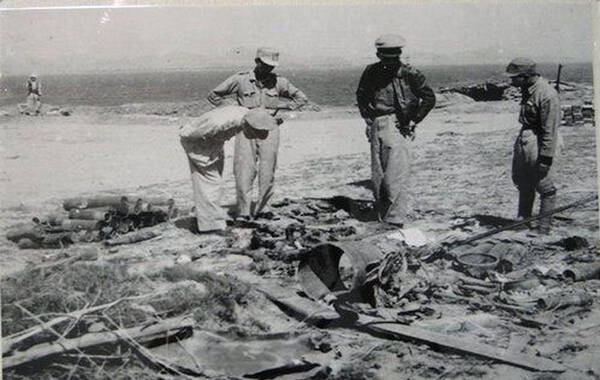 图为：金门战役后国民党军在海滩清理战场。