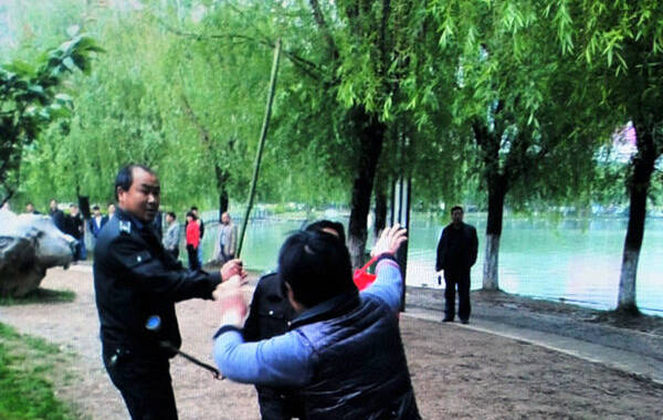 据人民网报道，4月20日上午，安徽省检验检疫局公务员高先生带着父母、妻儿、舅舅等亲人来到合肥市天鹅湖边散步，突然遭到现场数十数名穿着城管制服的队员殴打。8人中，除2名婴儿外，6人不同程度受伤，一人腰椎骨折，正在医院治疗。21日，合肥市政务文化新区建设指挥部回应称，城管打错了人，误将高先生一家当成了传销者。图为城管打人画面翻拍。