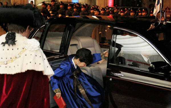 2014年2月25日正值韩国总统朴槿惠执政一周年，韩国《亚洲经济》刊文总结时，赞总统是“政治上的领袖，时尚的风向标”。文章称，朴槿惠带领着韩国走入“女性总统”时代，而她的穿衣与配饰也成为韩国时尚的风向标。