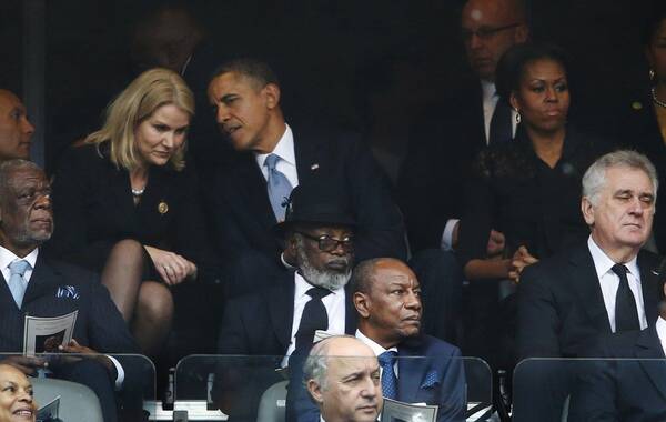 12月10日，据外媒报道，一张奥巴马、卡梅伦与丹麦总理施密特在在南非总统曼德拉的追悼会上玩自拍的照片引起了网民的广泛争议。由外媒记者偷拍到的图片中，施密特与奥巴马共同举着手机，卡梅伦则在一边摆好姿势一起自拍，3人脸上都挂着笑容。坐在奥巴马身旁的美国第一夫人米歇尔则坐在一边，表情严肃，没有参与此次自拍。照片迅速在国际网络上引起争议，许多人质疑在如此严肃的场合，进行这样的行为是否恰当。
