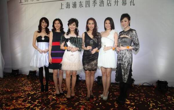 赵雅芝等众历代港姐出席慈善活动。左起：向海岚、王爱伦、赵雅芝、曹敏莉 陈法蓉。