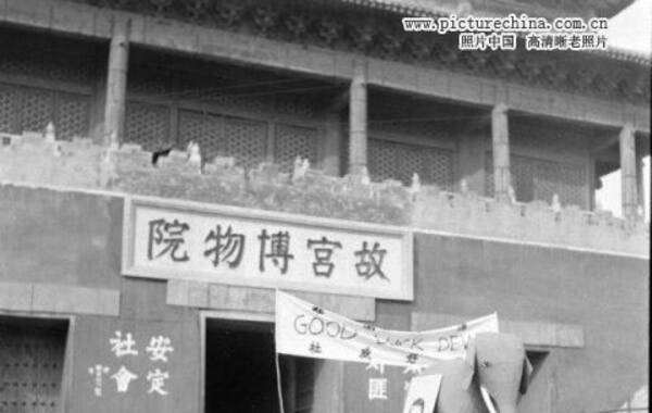 1948年，蒋介石正在指挥军队打内战。得知杜威的支持率大大高于其他几位候选人时，他研究了美国大选形势，决定秘送一笔巨款给杜威，作为他的竞选经费。（图片来源：凤凰网历史）