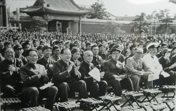 图为1974年张春桥（左起）、纪登奎、苏振华、李富春、聂荣臻、周建人在劳动人民文化宫参加“五一节”游园联欢活动。