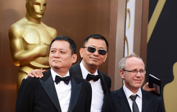 当地时间3月2日，美国洛杉矶，第86届奥斯卡金像奖颁奖礼（The 86th Academy Awards）红毯举行，导演王家卫（中）与《一代宗师》摄影张叔平（左）亮相。