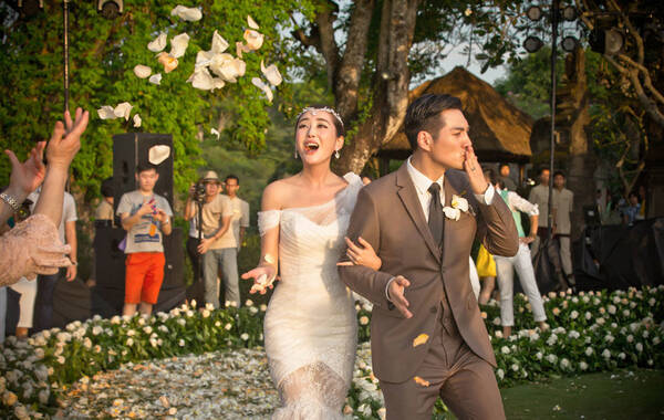 2014年03月22日，巴厘岛，明星夫妻严屹宽和杜若溪举行了婚礼仪式。两人的婚礼不仅大走梦幻风格，更在环节中融入了当地的有趣传统。两人于宛如童话宫殿的搭建场景中，完成了人生中最重要的仪式。