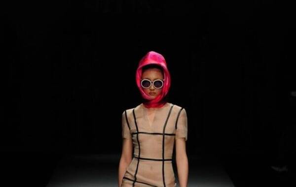 北京时间，2014年3月30日，丝格丽-胡社光2014新品发布。设计师通过强烈的色彩撞击营造强烈的艺术氛围，用丝绸和纱突出女性温柔浪漫的气质。