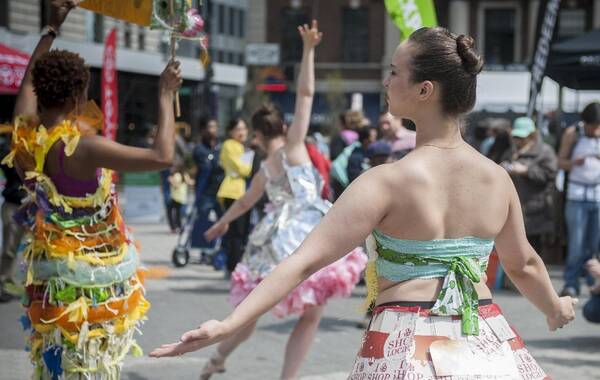 当地时间2014年4月22日，美国纽约，姑娘们通过穿着回收环保材料制成的舞衣，街头瑜伽，素食等方式纪念世界地球日，提倡环保，保护地球。