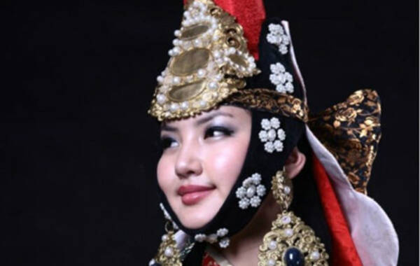 美女 铜鼓/蒙古族的服饰具有自己的审美特征。