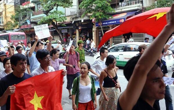 当下，越南国内爆发的发话游行演化为暴力事件，引起世界关注。事实上近年来越南国内反华游行已经发生多次。图为:2011年越南国内爆发的反华游行。
