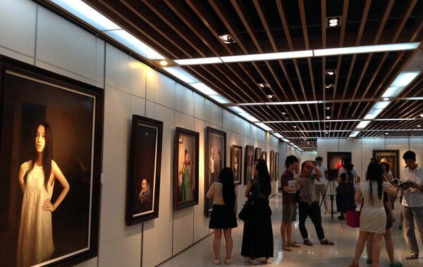 6月7日下午，由博宝艺术网主办，主题为“绽放”的第三届青年油画联展在国粹苑美术馆举行开幕式。