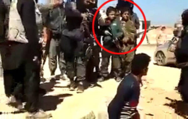 据《每日邮报》6月16日报道，据伊拉克极端组织ISIS最新视频显示，数名8岁左右的儿童观看了一场处决活动。整个过程中，孩子们显露出骄傲的神情，并挥舞着手中的自动步枪等武器。