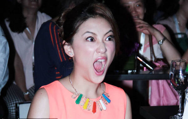 应采儿与 陈小春 出席 真人秀 发布会 张大嘴露夸