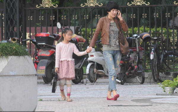 2014年7月4日，上海，近日马伊琍独自带着女儿走出小区准备外出，当天母女二人手牵手出现，一路上马伊琍拿着手机电话打不停，一旁的女儿颇为无奈的表情跟着妈妈一起坐进等在门口的座驾离开。图为马伊琍与女儿。