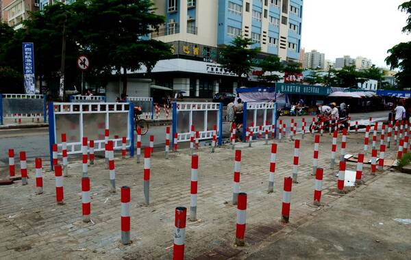 近日来，在广西省北海市四川南路和贵东路交会处，陆续冒出了密密麻麻、神似梅花桩的警示桩。原来，近日来针对露天烧烤摊引发的投诉不断，为此，北海市银海区城管局展开集中整治摊点乱摆乱卖的专项行动，“梅花桩”正是该局晒出的“奇招”。