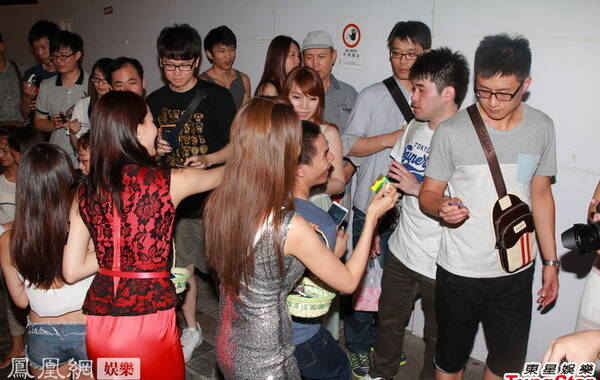 2014年7月5日，香港，女星仙乐都、Vienna Lin、王家敏、林睿等在中环兰桂坊为ATV《子夜特区》新节目宣传，向路人派发安全套。