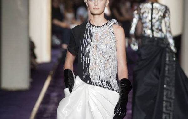 当地时间2014年7月6日，巴黎，Atelier Versace 2014秋冬高级订制系列发布，此次Donatella Versace用超大裙摆来演绎自己标志性的“露腿”设计，依然是性感摩登的女战士，但是不知道是不是受《摩纳哥王妃》的影响，多了几分优雅和浪漫。
