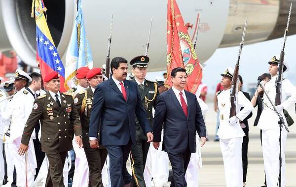 7月20日，国家主席习近平20日抵达加拉加斯，开始对委内瑞拉进行国事访问。委内瑞拉总统马杜罗在机场为习近平举行隆重欢迎仪式，两国元首登上检阅台。军乐团奏委中两国国歌，升中国国旗。图为习近平在马杜罗陪同下检阅仪仗队。