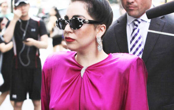 当地时间2014年7月27日，美国纽约，女歌手Lady Gaga真空上阵玩“激凸”，只见她身穿一件紫红色长裙大扮贵妇，而手里牵着的爱犬Asia则戴着钻石项链，显得“财大气粗”。图为Lady Gaga穿着紫红裙玩“激凸”。