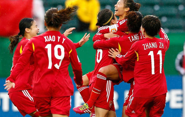 北京时间8月9日7时（加拿大当地时间8日19时），2014年U20女足世界杯小组赛B组继续进行。中国女足迎来小组赛的第二个对手德国女足的挑战，90分钟内中国队在4度落后的情况下最终5-5战平了德国队，中国队唐佳丽和朱蓓燕双双梅开二度，替补出场的张晨也有所建树。德国队中德比兹和潘菲尔也各入两球，布雷默锦上添花，最终双方5-5战平。