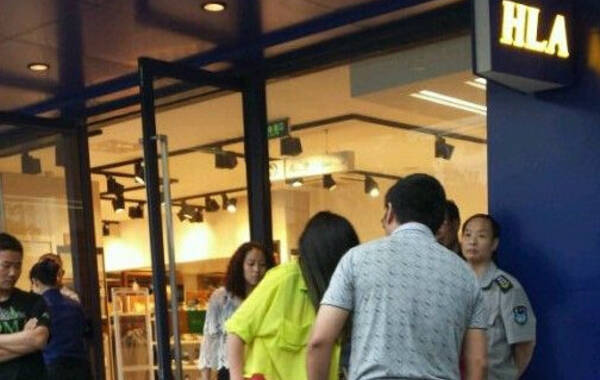 江苏一名<em>14岁少女</em>当街殴打父亲 脚踩高跟鞋扮